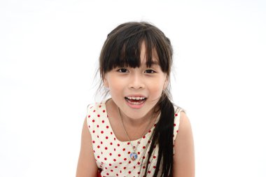 Genç Asyalı kız gülümseyerek