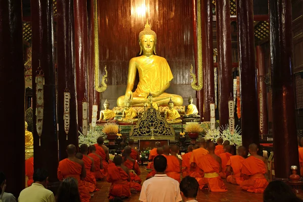 Novices and peoples praying — Stock Photo, Image