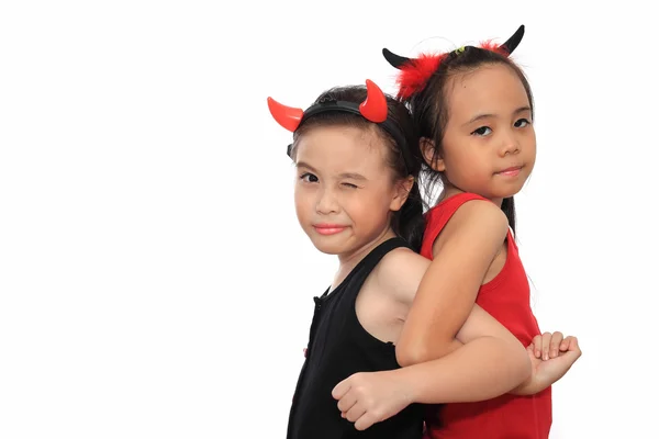 Ijesztő aranyos kis ázsiai lány legjobb barátja a fekete és a piros Hallow — Stock Fotó