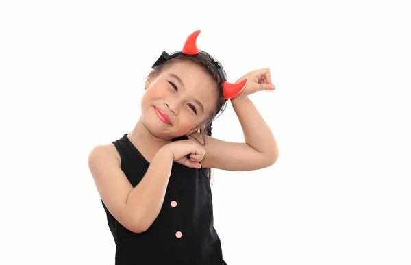 Τρομακτικό χαριτωμένο μικρό ασιατικό κορίτσι σε μαύρο κοστούμι αποκριών — Φωτογραφία Αρχείου