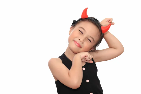 Страшная маленькая азиатская девочка в черном костюме на Хэллоуин — стоковое фото