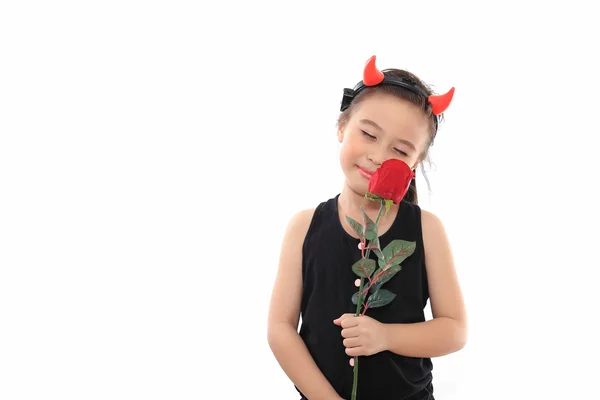 Asustadizo lindo pequeño asiático chica en negro halloween traje dar rojo — Foto de Stock