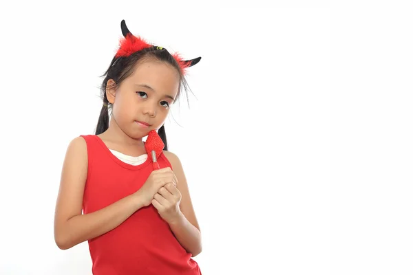 Asustadizo lindo poco asiático chica en rojo halloween traje — Foto de Stock