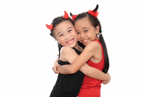 Assustador bonito pouco ásia menina melhor amigo no preto e vermelho hallow — Fotografia de Stock