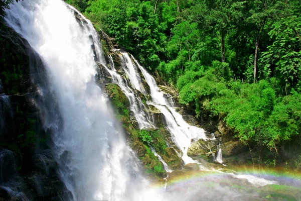 Cascade à Inthanon Hill avec arc-en-ciel . — Photo