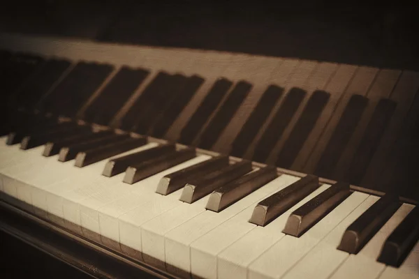 Крупный план клавиш фортепиано и древесного зерна с сепией — стоковое фото