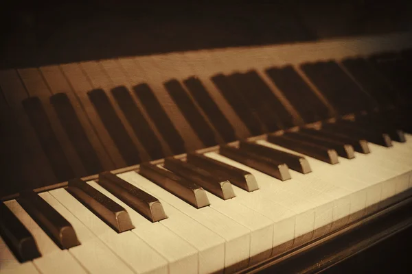 Gros plan de touches de piano et grain de bois avec sépia — Photo