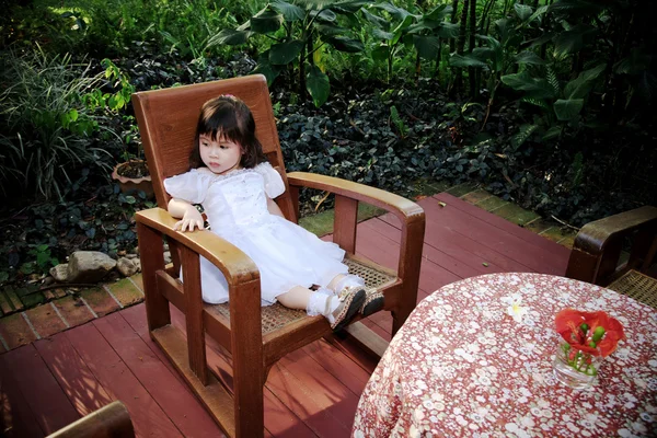 Asiática niña en la silla — Foto de Stock