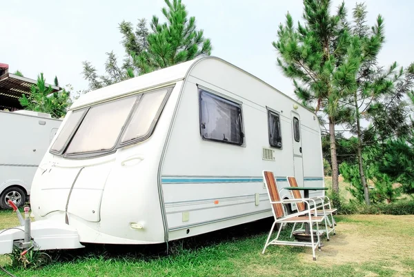 Remorque de voyage avec chaise dans la nature — Photo