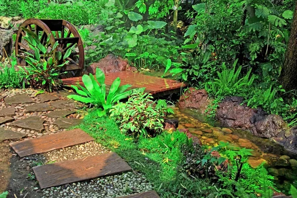 Roda de água de madeira no jardim — Fotografia de Stock