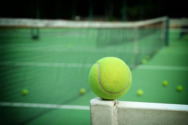 Net olarak tenis topu — Stok fotoğraf