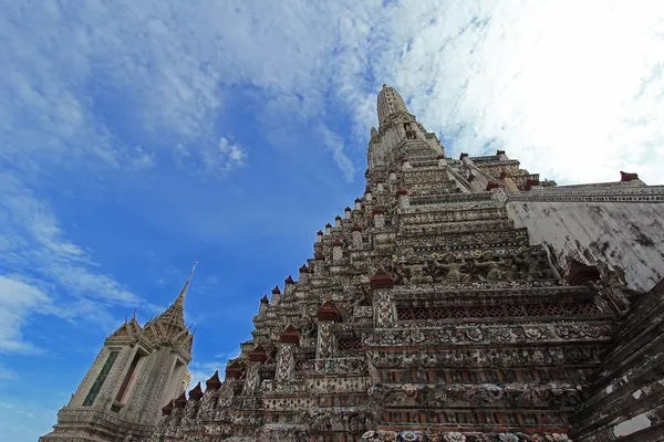 Stoepa bij wat arun tempel in bangkok, thailand — Stockfoto
