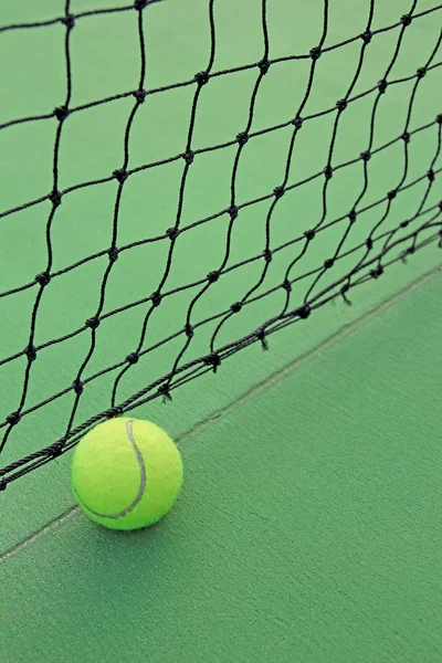 网球球在网 — 图库照片