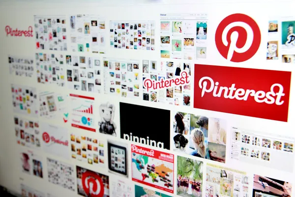 Pinterest dalam mesin serach pada layar komputer . — Stok Foto