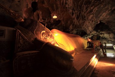 mağaranın içinde yatan Buda heykeli