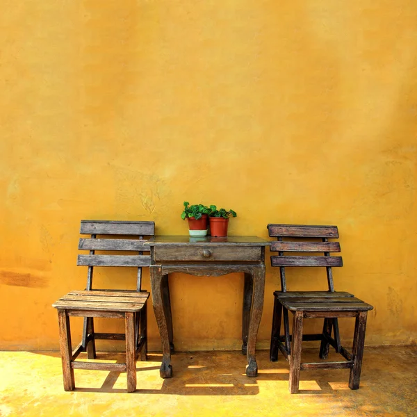 Vecchia sedia e tavolo vintage in legno — Foto Stock