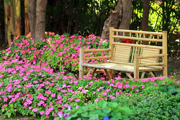 Cadeira de bambu no parque — Fotografia de Stock