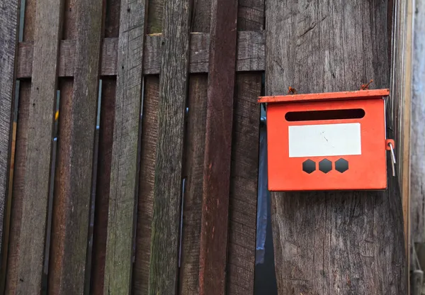 Mail Box sul vecchio muro di legno — Foto Stock