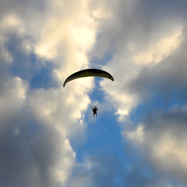 剪影滑翔伞 — 图库照片