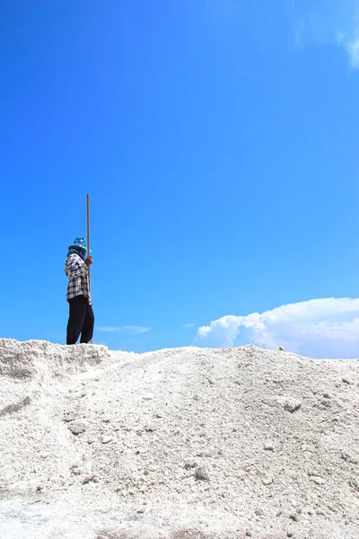 Gente trabajando en el campo de sal con el hermoso cielo —  Fotos de Stock