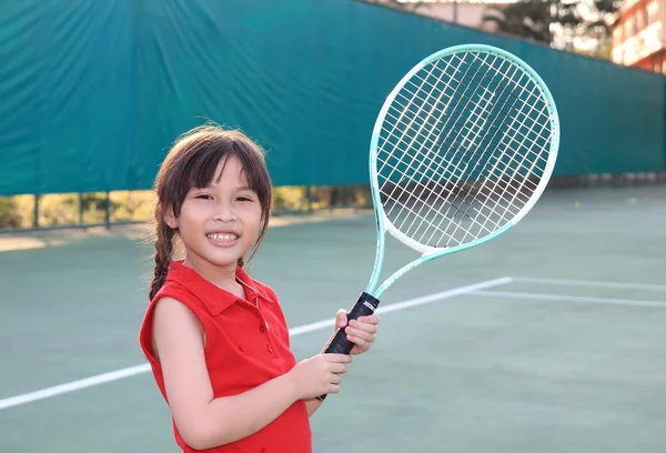 Sportif güzel Asyalı kız tenisçi portresi