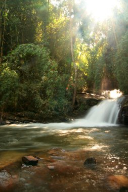 şelale ile gökkuşağı Inthanon Hill, chiangmai, Tayland.