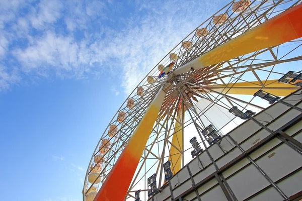 Roda gigante sob o céu azul — Fotografia de Stock