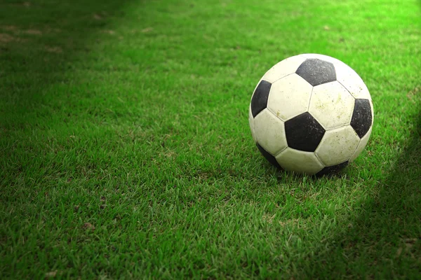 Fútbol sobre hierba verde con foco de luz — Foto de Stock