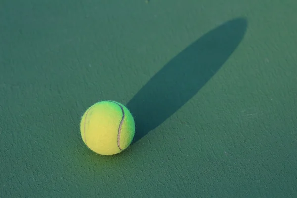 Tennisbold på Tennisbane - Stock-foto