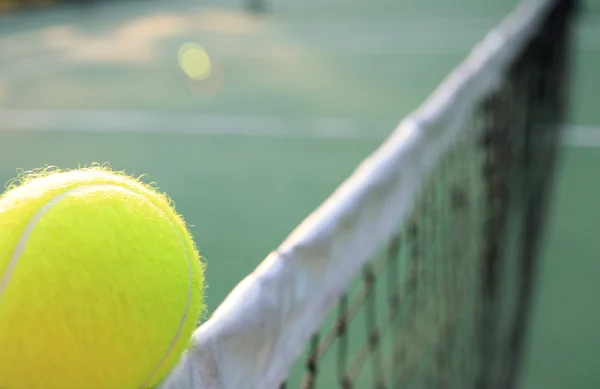 Tennisboll på nätet — Stockfoto