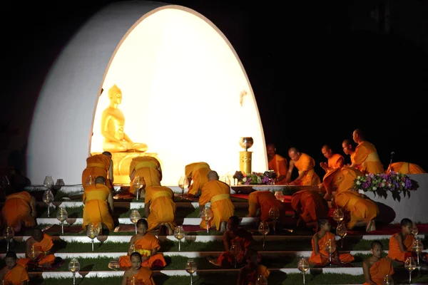 Buddistisk munk be till buddha. — Stockfoto