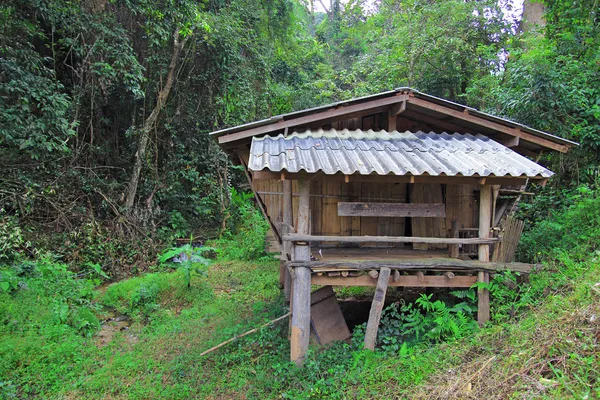 Altes verlassenes Haus im Wald — Stockfoto