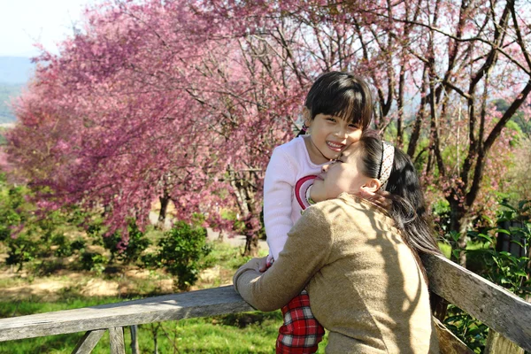 Mãe e sua filha se divertindo — Fotografia de Stock