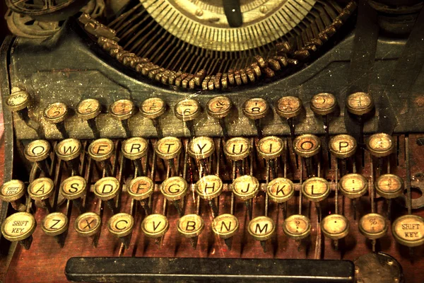 Claves antiguas de la máquina de escribir primer plano estilo retro —  Fotos de Stock