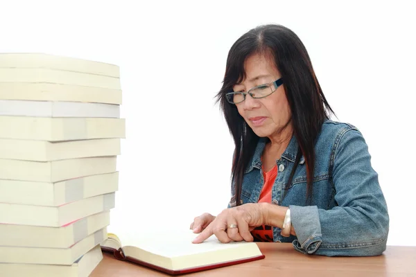 Senior asiatische Frau lesen Buch auf weißem Hintergrund — Stockfoto