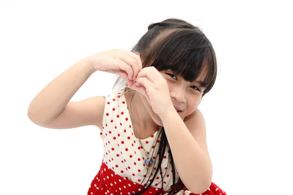 Lächelndes kleines Mädchen mit Herz-Symbol — Stockfoto
