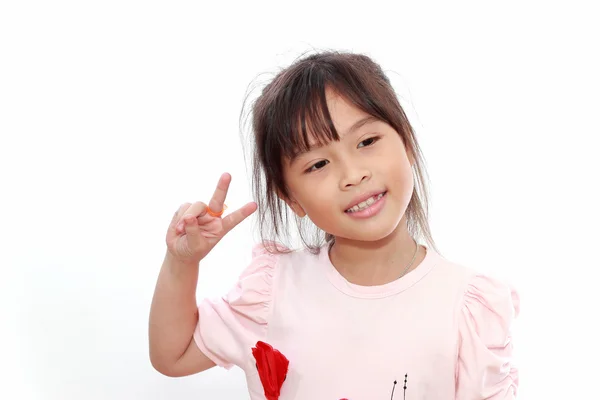 Doce feliz pouco asiático menina no fundo branco — Fotografia de Stock