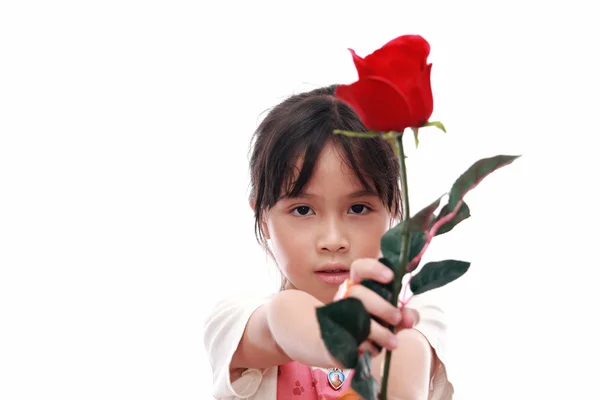 Belle fille enfant donnant rose rouge fleur — Photo