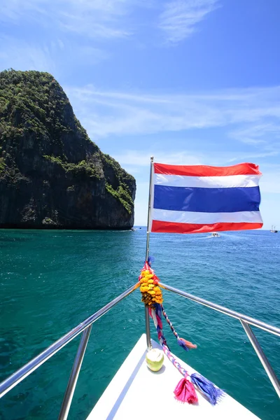 Nationalflagge von Thailand am Heck des Bootes — Stockfoto