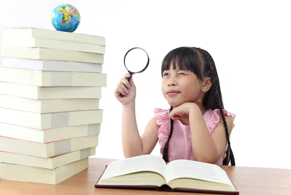 Estudiante niña leyendo con lupa — Foto de Stock