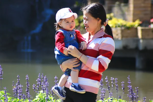 Madre e ragazza Divertimento — Foto Stock