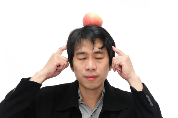 Meditación de hombre de negocios con manzana roja en la cabeza —  Fotos de Stock