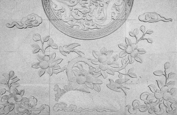 Птицы Деревья и цветы на резной стене китайский стиль — стоковое фото