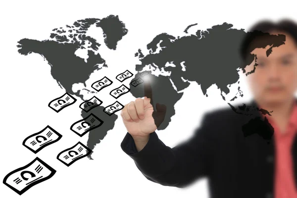 Επιχειρηματίας πατώντας παγκόσμιο χάρτη οθόνη αφής με χρήματα μύγα — Φωτογραφία Αρχείου