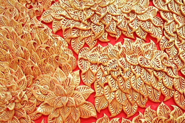 Feuille d'or motif art thaï sur le mur — Photo