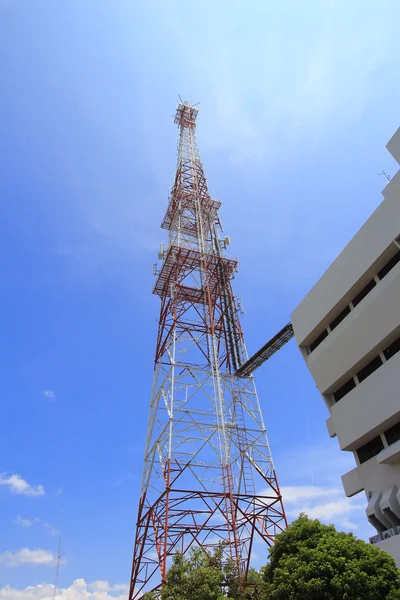 Torre de antena de comunicação de telefone móvel — Fotografia de Stock