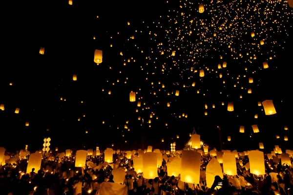 Festival de lanternas flutuantes em Chiangmai, Tailândia — Fotografia de Stock