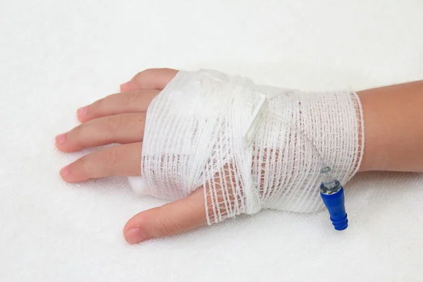 Main de petite fille avec bandage — Photo