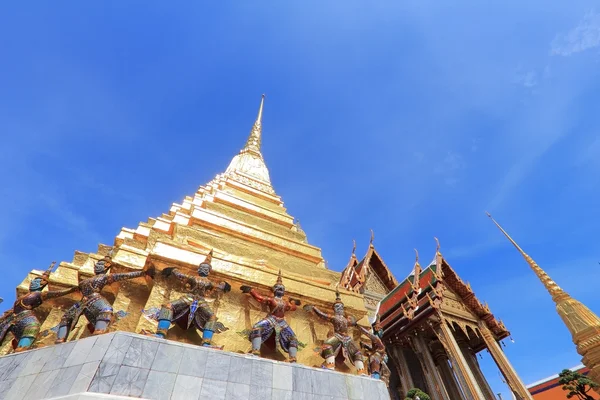 Stupa am wat phra kaew tempel in bangkok, thailand — Stockfoto