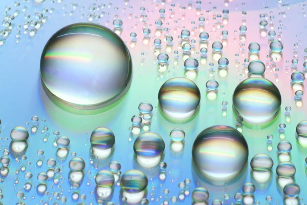 Σταγόνες νερού με ουράνιο τόξο χρώμα. — Φωτογραφία Αρχείου
